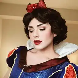 每刻美丨完美cos迪士尼公主的美妆博主,竟是男孩子