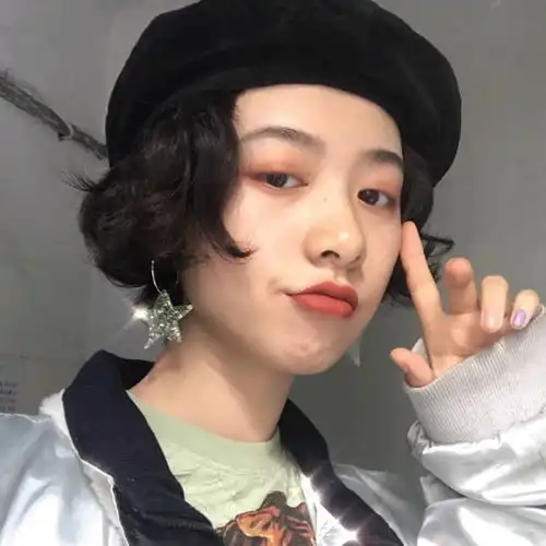 贝雷帽短发女汉子
