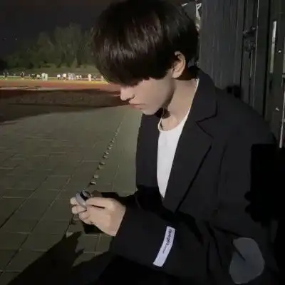 大佬气质的男生头像
