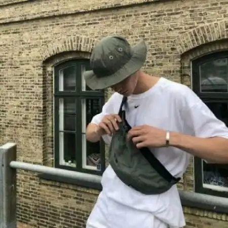 颓废伤感的男生头像,习惯了现在的世态炎凉
