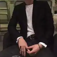 成熟稳重的男生头像男生头像稳重成熟简单一点的
