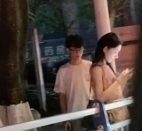 演唱会上撒谎的女生火了,男主发声证实两人关系,满脸的失落忧伤
