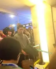 女子霸气公开跪地求婚男主角勉强接受