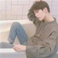 男生靠墙低头头像图片微信头像图片大全