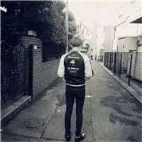 灰色伤感男生黑白背影,一个人看海是孤独的
