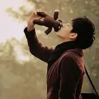 找个非主流男生举娃娃的头像,举右边的
