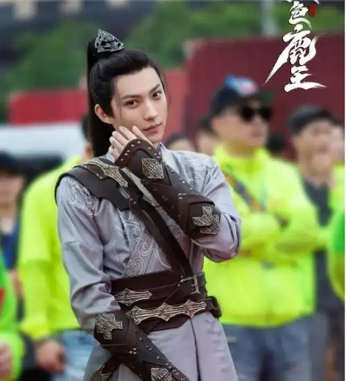 在偶练一轮游,粉丝却众筹让他当上网剧男主,他还演了刘学义新剧