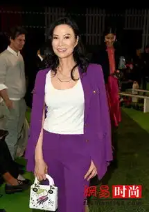 邓文迪时装周看秀晒美照穿吊带秀香肩