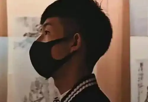 变形计史上最酷富二代,全程戴口罩录节目,摘下后颜值惊艳众人