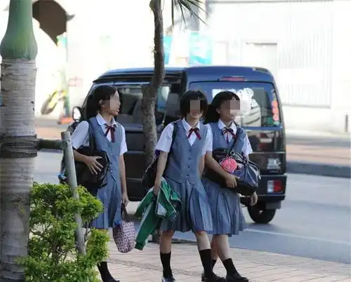 同是中国校服,贵族学校女生穿裙子,普通学校穿裤子,原因很实在

