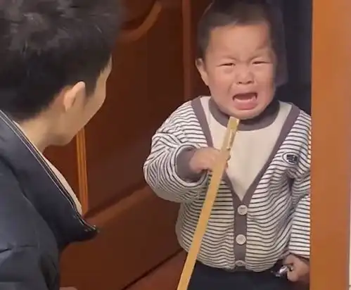 江苏萌娃打碎花盆被爸爸批评,看到妈妈走来赶紧求救,让妈妈乐了