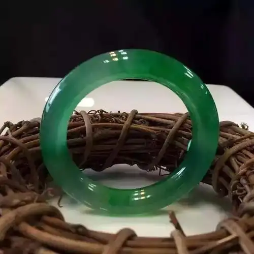 紫色圆条翡翠手镯上的红点和黄点寓意是什么价格是多少
