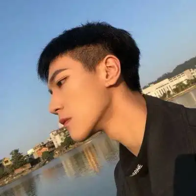 牛哄哄的男生头像,长的比较帅气酷酷的样子

