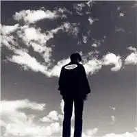 灰色伤感男生黑白背影,一个人看海是孤独的
