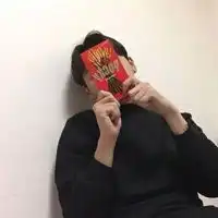 qq男生头像拿书遮脸的
