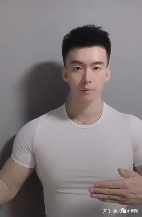 37岁大叔凭借颜值跟身材火了,网友看上去像二十岁的小男友