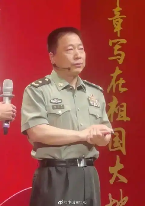 聂海胜3次出征太空对比照来了杨利伟出征前,他特意染黑了白发