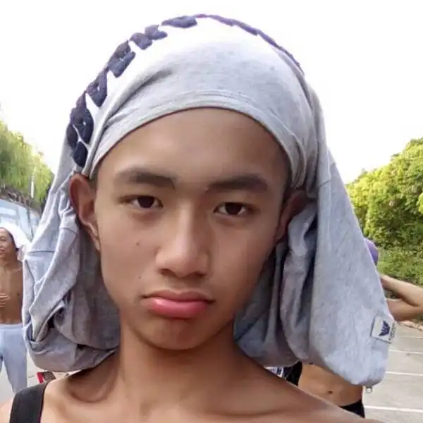 谁能给我1415左右男孩的赤膊照片啊,要头发短些像这样的111213岁左右的也可以不要太瘦要
