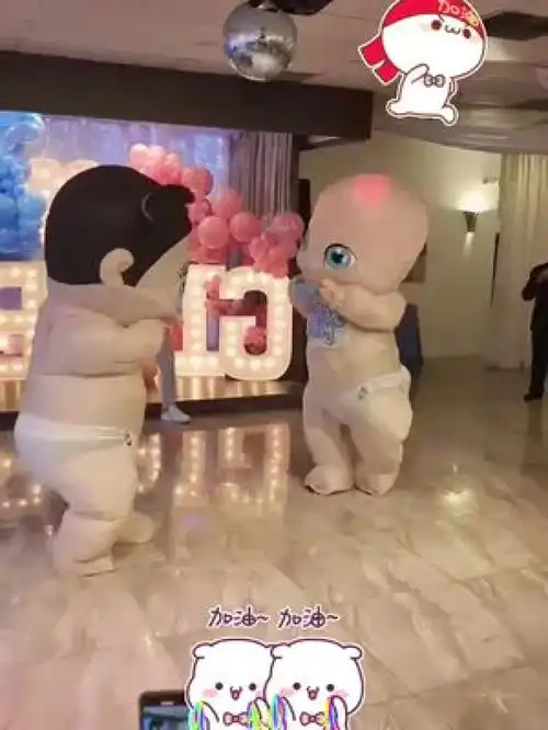 老外的宝宝性别揭秘趴,各种各样啊,这次不喷蓝色粉色烟雾了男女巨婴打架,打赢了的就是宝宝的性别恭喜了仪式感不能少