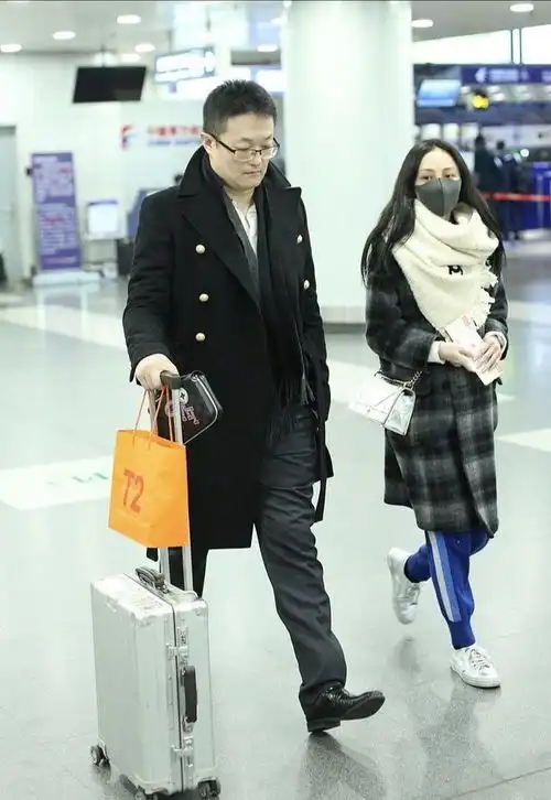 姚笛和富商男友走机场,姚笛穿校服裤变萝莉,男友西装革履很阔气
