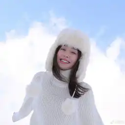 秦岚没控制好激动的心情就与男人牵手表情还很自然,却否认恋情