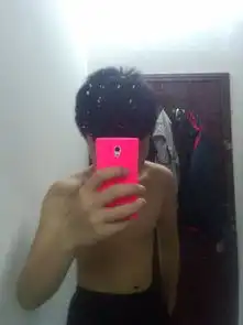 我是13岁男生,发型在初一开学自己不懂事在中间剪了三厘米,那时头发才七厘米社会头,现在已经快要初二