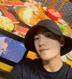 杨洋请求化妆师给他加高光却惨遭拒绝,理由是想上天吗