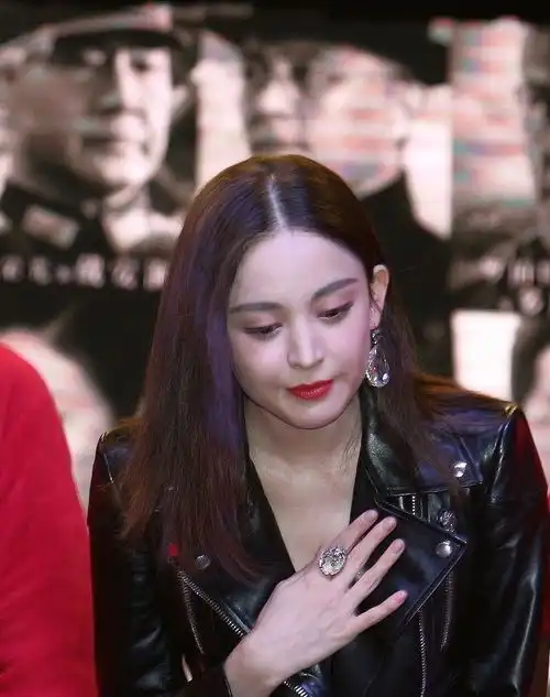 皮衣的诱惑刘雯穿出男友范,娜扎仍似仙女,金卡戴珊最霸气