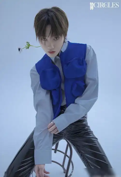 刘也碎花连体裙演绎时尚,不同风格硬照,时尚表现力满分了