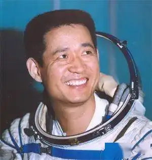 57岁博士毕业,聂海胜帅上天了14亿人围观年龄是亮点,你还想躺平吗