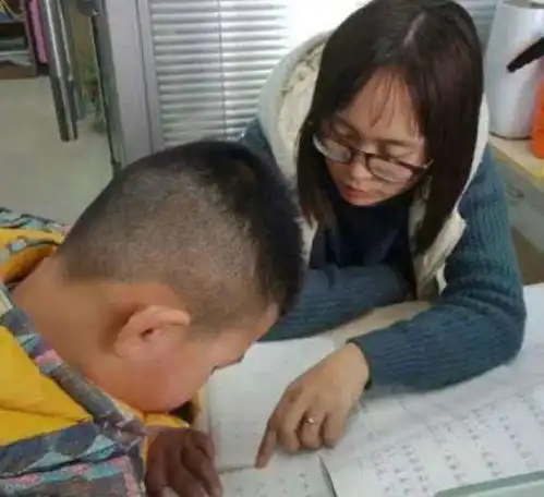家庭教育引深思,13岁男孩带狗离家出走,父亲人找到了狗丢了
