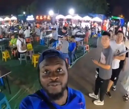 辽宁一黑人男子和妈妈视频,一脸兴奋大喊都是外国人,路人笑喷