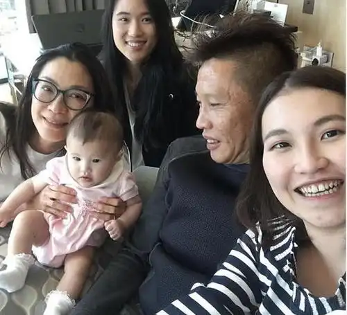 遗憾56岁杨紫琼抱宝宝超开心,为73岁老公甘当继母始终未育