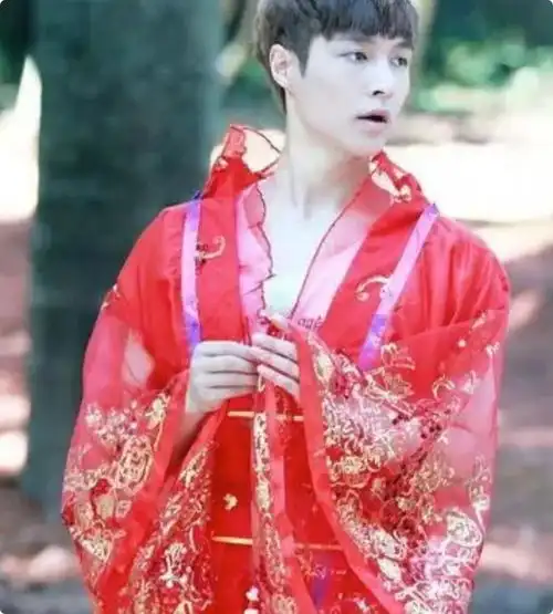 这才是真正的男扮女装,果然,男的只要美起来就没女人什么事了
