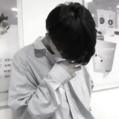 露半边脸男生头像
