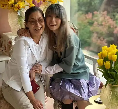恭喜知名星二代宣布明年结婚,相恋15年男友送干花求婚太特别