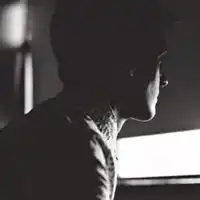 失恋qq头像男生男生黑白失恋用的qq头像
