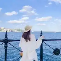 qq头像女生背影拿手机
