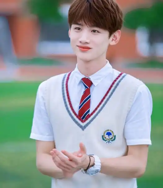 男星穿校服有多帅,杨洋俊朗,王源清新少年,李易峰不愧是校草
