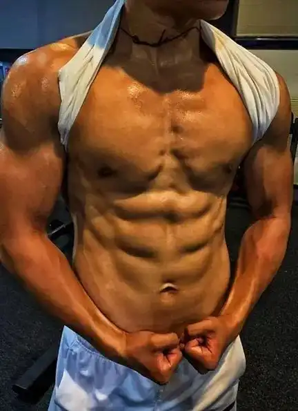 00后的筋肉阳光男孩拍制服男友大片,时尚而帅气,稳重而成熟