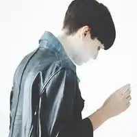 我是一个13岁小男孩想设计一个好看的头发不知道什么好看