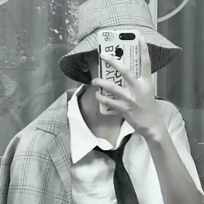 男生真人头像手机挡脸
