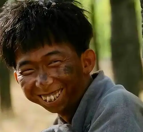 小眼睛矮个子长得难看还能娶美娇妻,演艺圈这3位丑男凭啥
