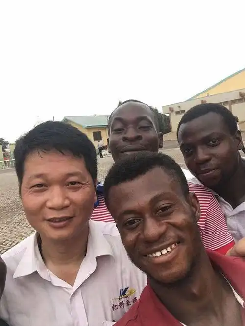 西安男子去非洲,黑人送他一堆烂木,勉强收下后发现价值连城