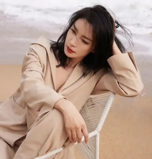 李冰冰海边拍大片,穿西装不扣纽扣,被指擦边球打得太明显
