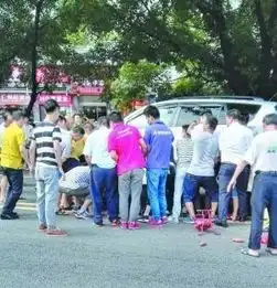 女子被卷小车车底广州二十几位男士抬车救人图