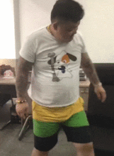 搞笑gif妹子,你是猴子出身么的吧爬那么高的树