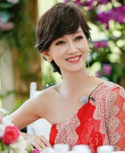 明星都是假冻龄,宋慧乔僵到嘴歪,刘晓庆满脸的塑胶感