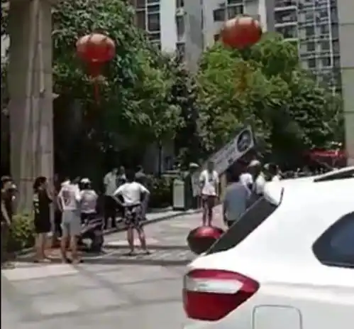 因一点小事,玉林某小区多名男女当街撕打....