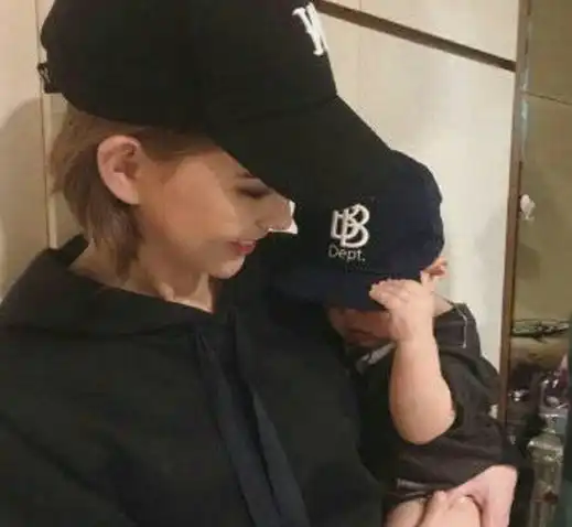 周杰伦和儿子嘟嘴卖萌,小家伙戴墨镜很酷第一次周董这么可爱